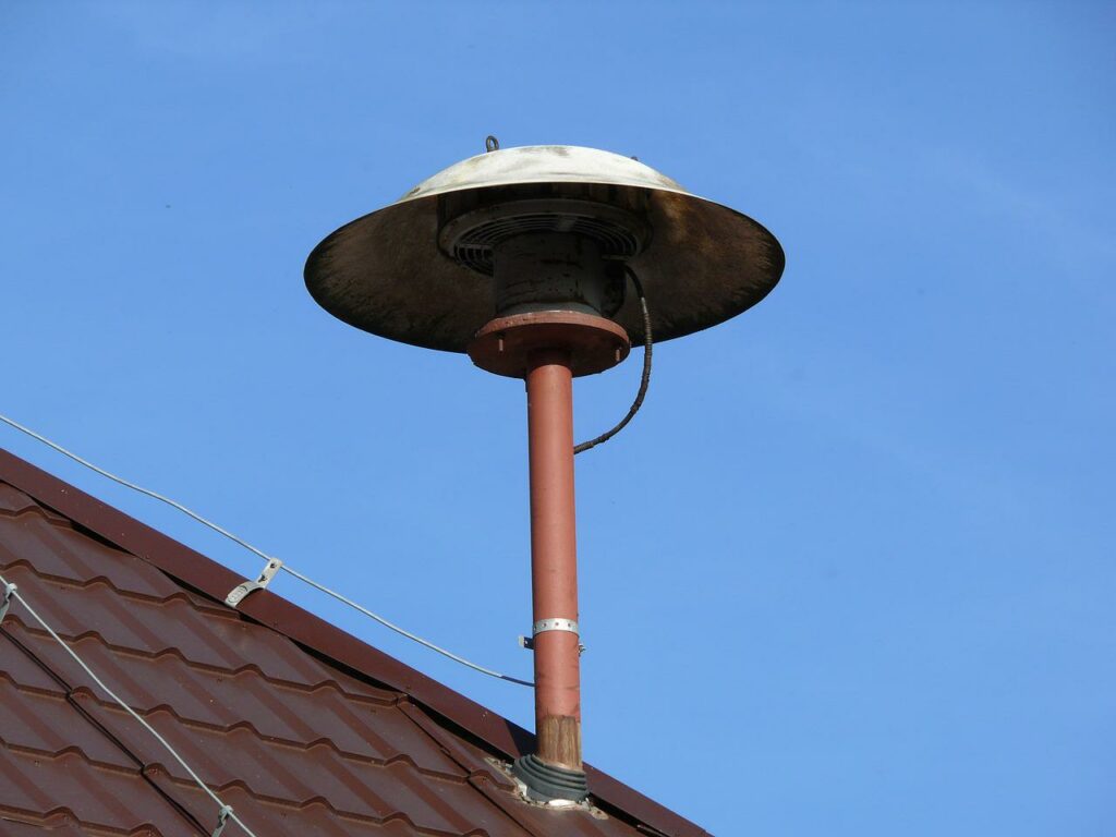 Luftschutz und Katastrophenwarnsirene auf Hausdach