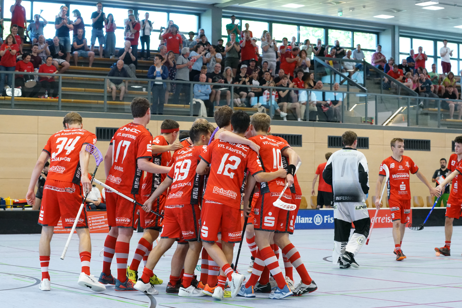 Red Hocks Kaufering freuen sich über den Floorball Sieg gegen Lilienthal Foto: Finkenzeller