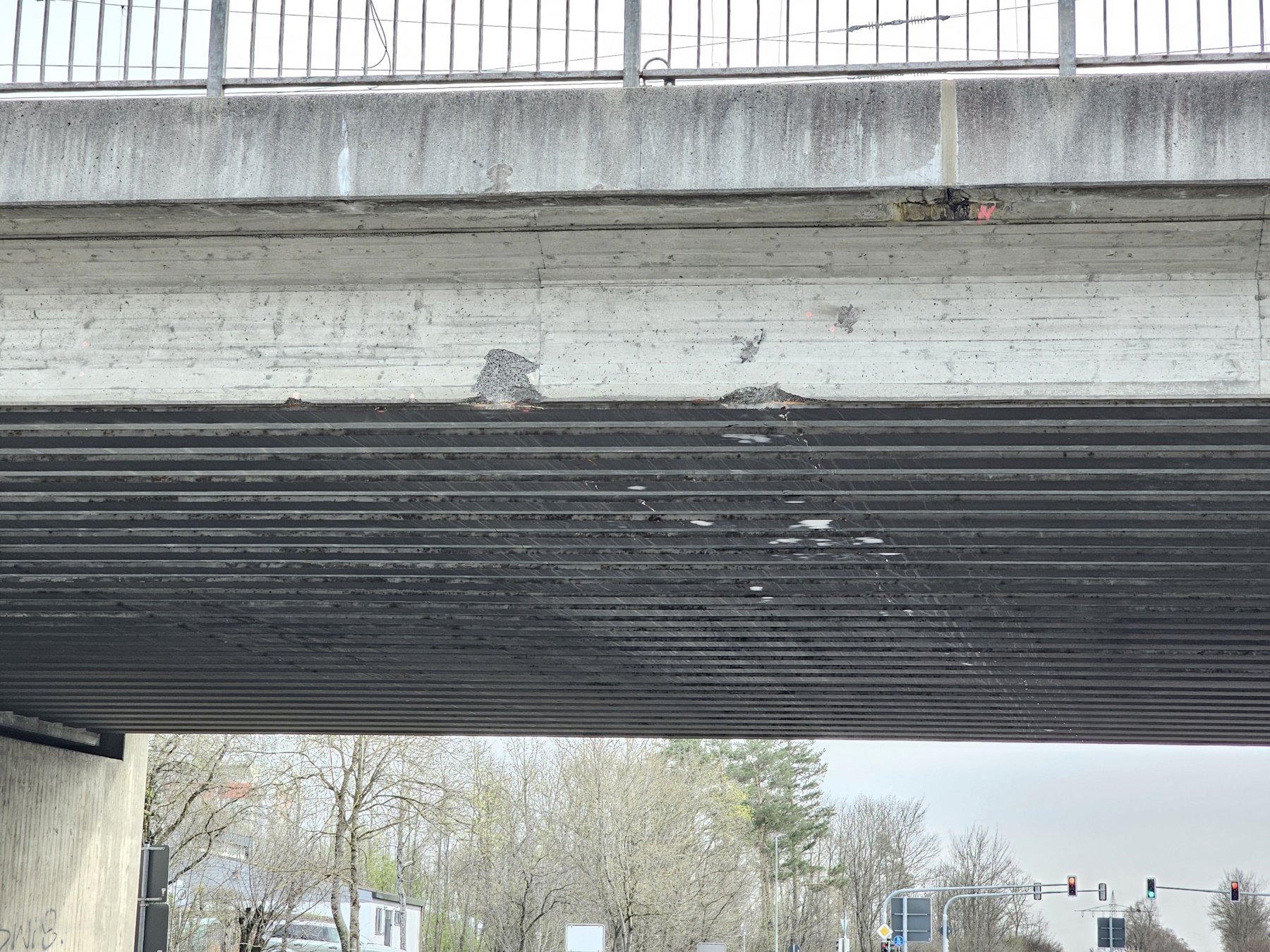 Schäden an der Eisenbahnbrücke Kaufering