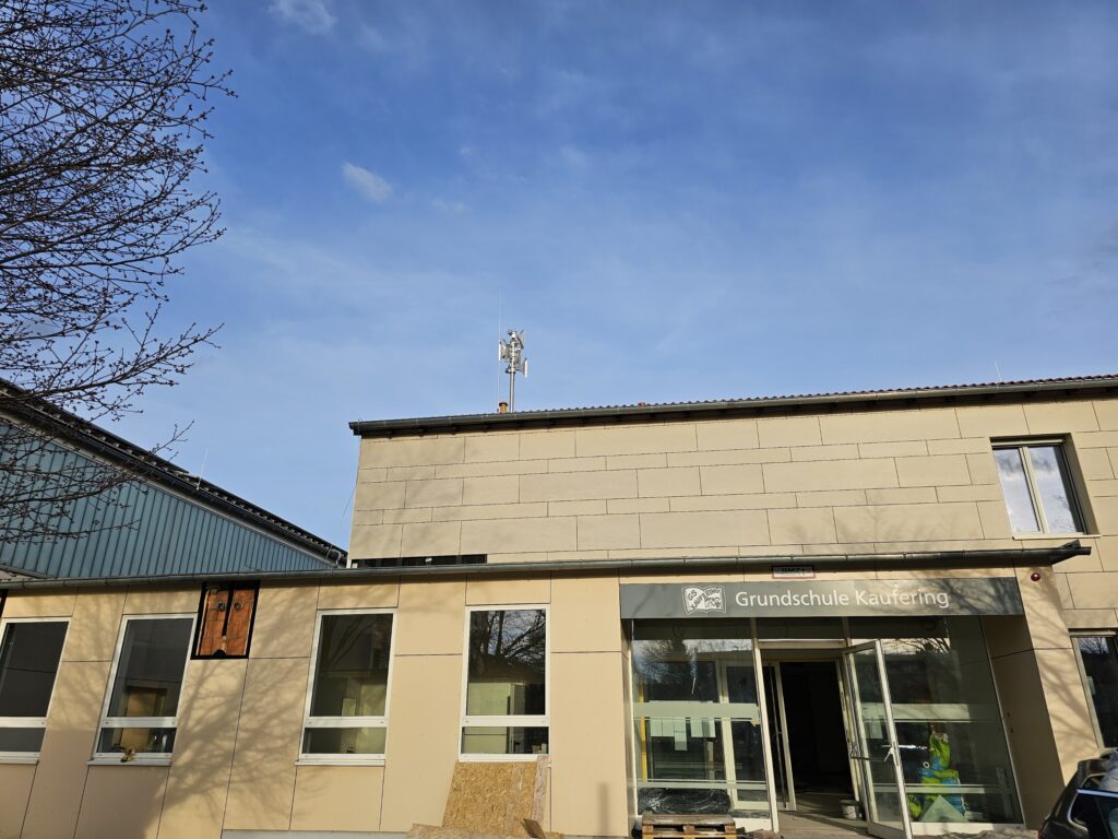 Elektronische Sirene auf dem Dach der Grundschule Kaufering.